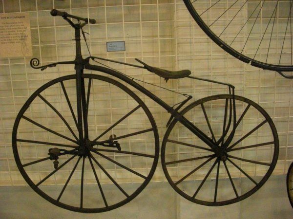 2,80公斤的boneshaker自行车在1868年诞生,其有着铁架子,钢圈和木质