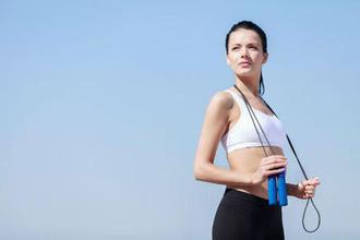 女人夏季快速减肥可多做跳绳运动