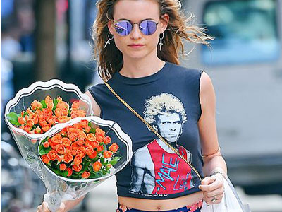 高温天如何搭配出活力感？露肚脐小衫穿起来