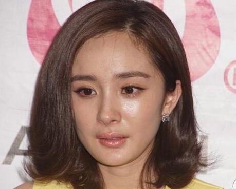 杨幂脸泛油光皮肤差 锥子脸白瓷肌都是骗人的
