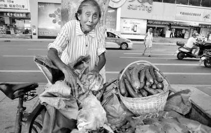 儿子杀人坐牢，妈妈却在。。。看完哭死你！