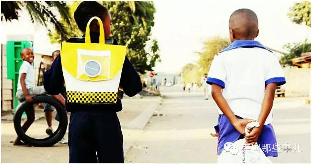 在南非,一种看似普通的小书包，正悄悄改变着这整个国家一代人的生活..