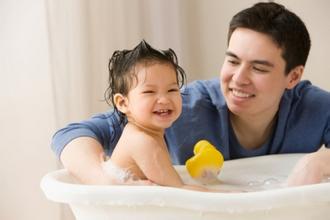 当青春期的女儿邀请一起洗澡 这些爸爸都惊呆了