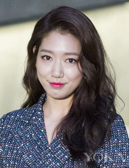 Angelababy唐嫣示范粉唇妆 七夕就是要桃花