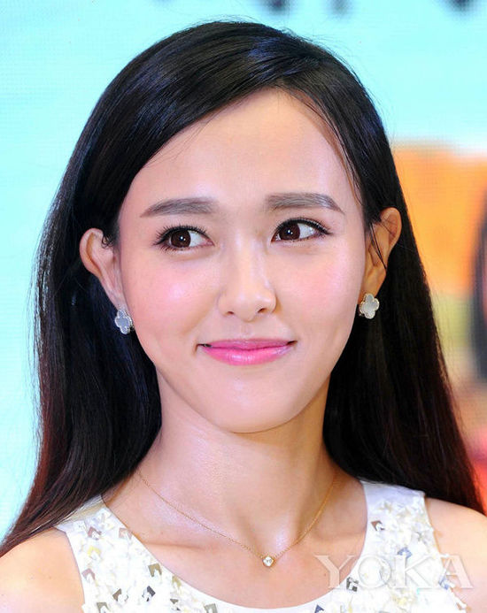 Angelababy唐嫣示范粉唇妆 七夕就是要桃花