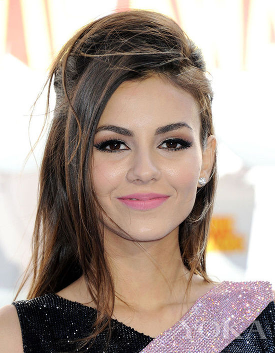 Angelababy唐嫣示范粉唇妆 七夕就是要桃花