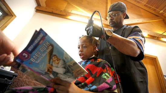 理发师为那些读书给他听的孩子免费理发