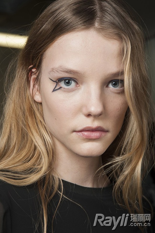 2015新潮流“刺青妆” 你敢不敢尝试？