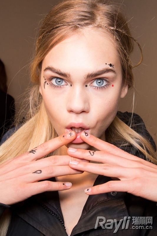 2015新潮流“刺青妆” 你敢不敢尝试？