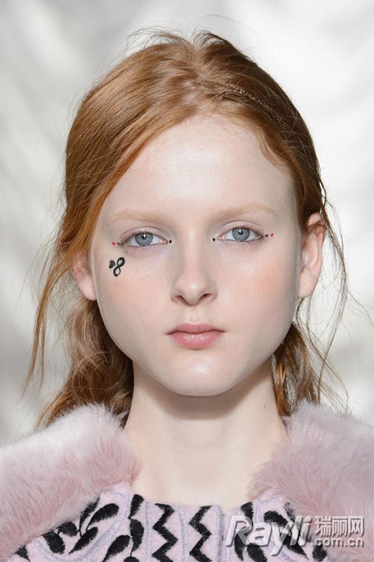 2015新潮流“刺青妆” 你敢不敢尝试？