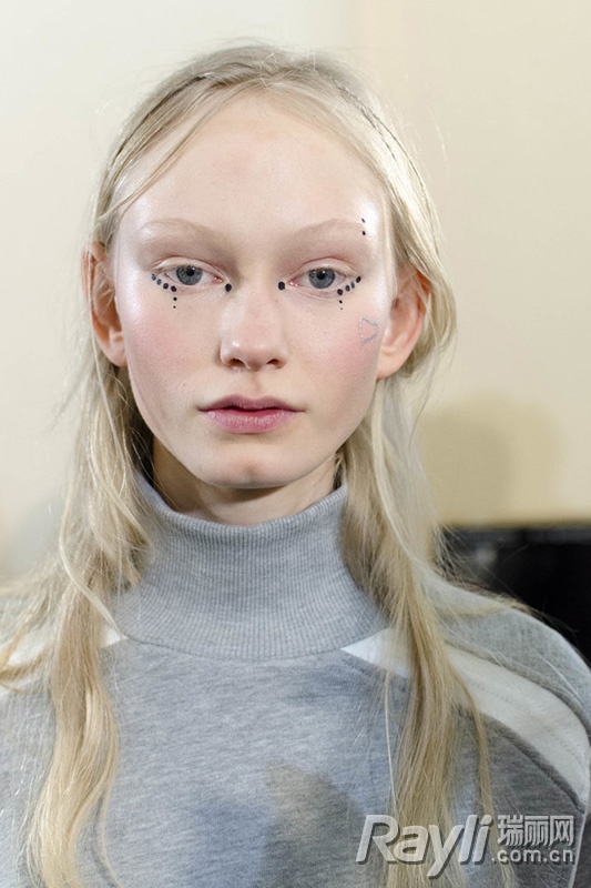 2015新潮流“刺青妆” 你敢不敢尝试？
