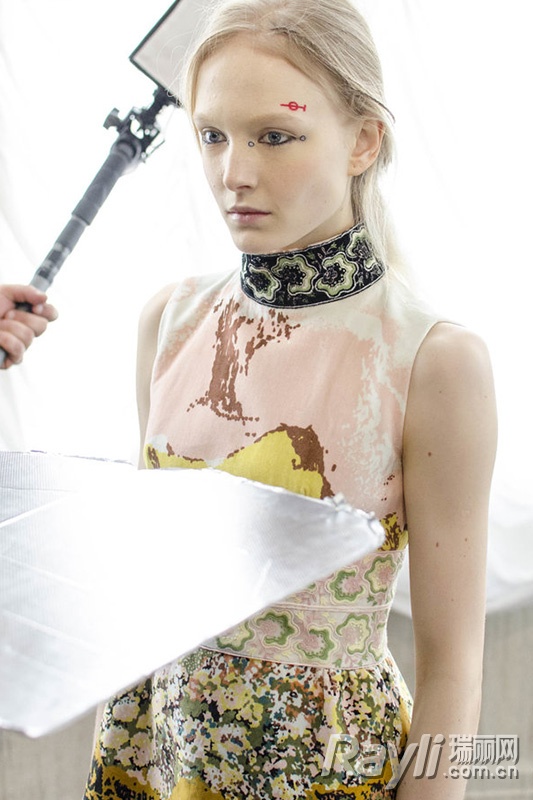 2015新潮流“刺青妆” 你敢不敢尝试？