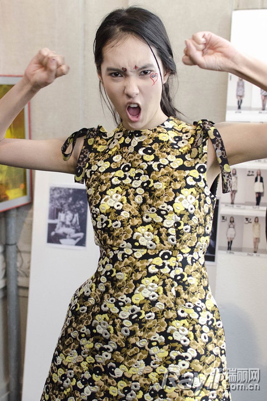 2015新潮流“刺青妆” 你敢不敢尝试？