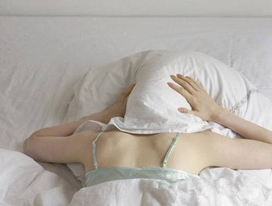 这些睡觉习惯竟会让你一夜衰老 真是太恐怖啦