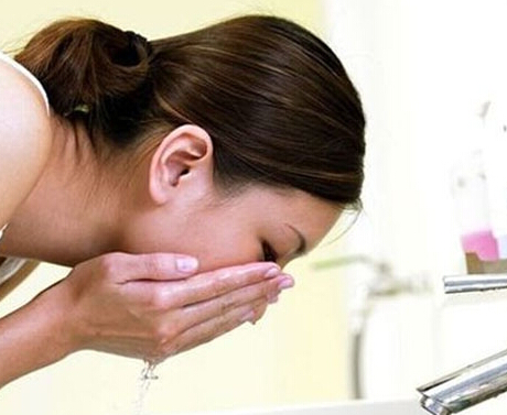 夏天脸上出油用什么护肤品？